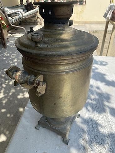 Bu samovar 1920–1930-cu illərə (erkən SSRİ dövrünə) aiddir. Üzərindəki