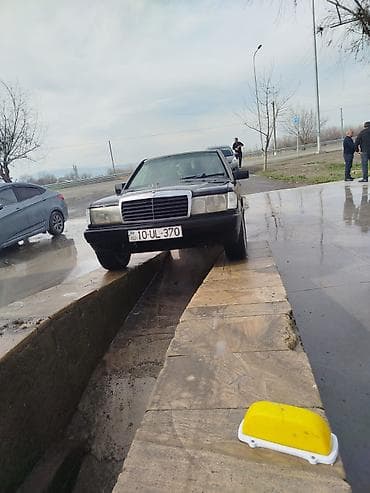 mersedes sükanı: Mercedes-Benz 190 (W201): 2 l | 1990 il Sedan — 4