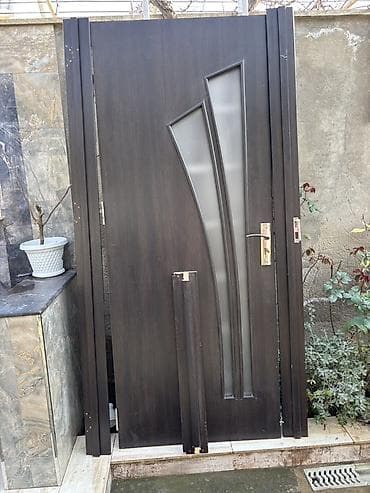 Möhkəm giriş qapısı – dekorativ şüşə panellərlə - Material: metal