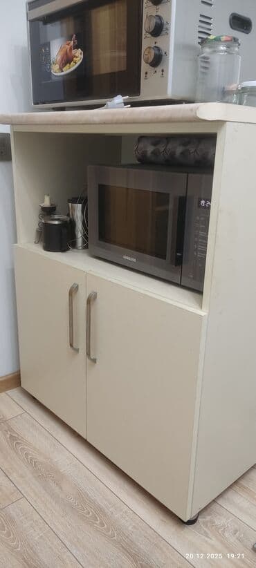 Кухонные плиты и варочные поверхности: Микроволновка Samsung, Отдельностоящая, С микроволнами, цвет - Серый — 1