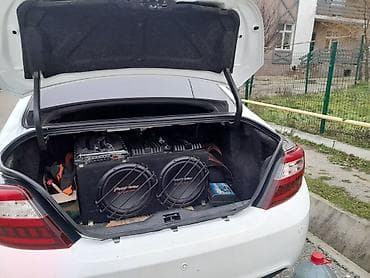 Aksesuarlar və tüninq: Ağ rəngli sedan avtomobil Xüsusiyyətlər: - Kuzov: 4 qapılı sedan, ağ — 5