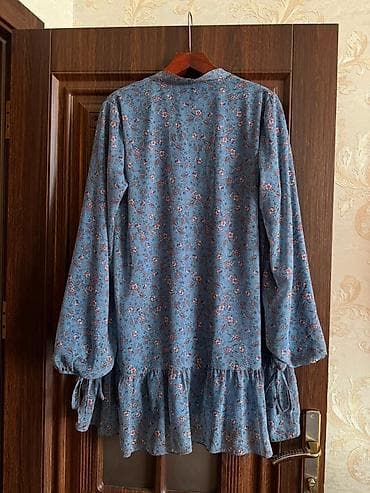 Mavi tonlarda, xırda çiçək naxışlı, zərif qadın tuniği/kofta.Cəmi iki lalafo.az -da Mavi tonlarda, xırda çiçək naxışlı, zərif qadın tuniği/kofta.Cəmi iki