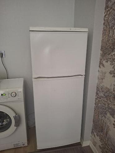 İki qapılı məişət soyuducusu - Üst hissədə ayrıca dondurucu bölmə -