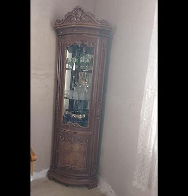 Klassik üslubda künc vitrin şkafı - Material: təbii ağac görünüşlü