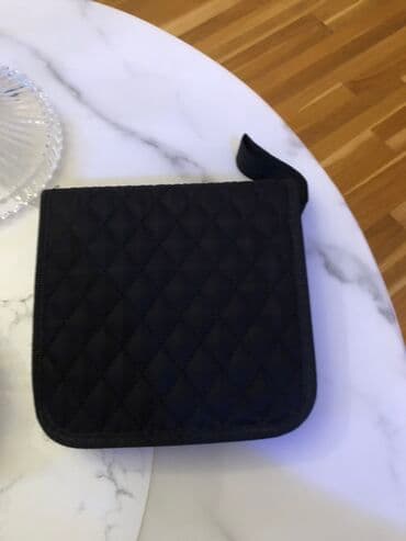 CD, DVD disklər və kassetlər: Qara rəngli, kvadrat formalı CD/DVD daşıma və saxlamaya çantası. - — 2