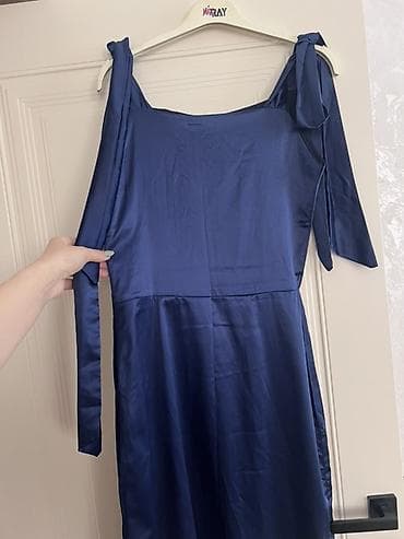 dress: Zərif atlas parıltısına sahib, tünd göy rəngli qadın donu. 36,38 — 2