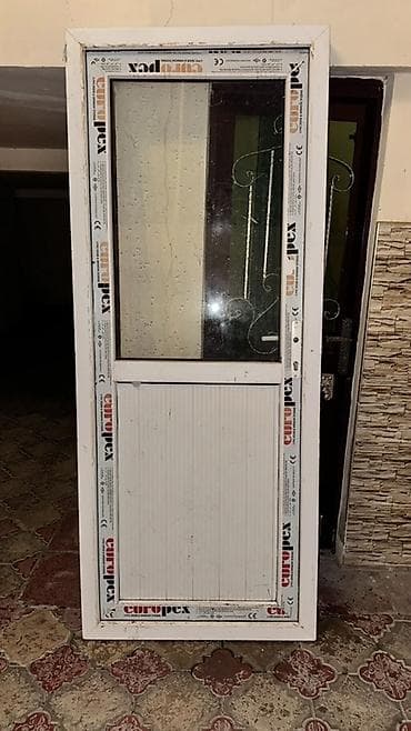 Plastik qapi eni 87sm hundurluk 2.15sm super veziyetdedi 230 mnata