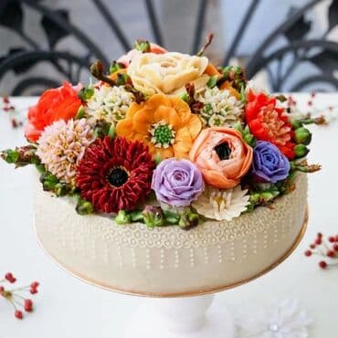 Tortu gözəl görünüşlü hazırlayıb və bəzəmək üçün sənaye tipli maşin