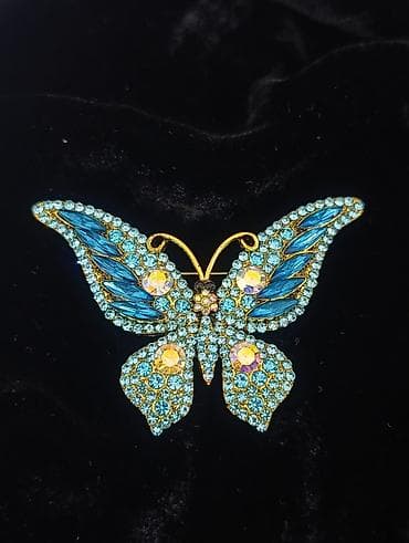 Broşlar: Kəpənək formalı bəzək sancağı - Material: Metal əsas (qızılı ton) — 1