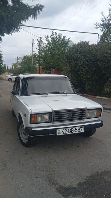 диски на т5: Lada (VAZ) 2107 modeli, ağ rəngdə sedan tipli avtomobil. Avtomobilin — 1