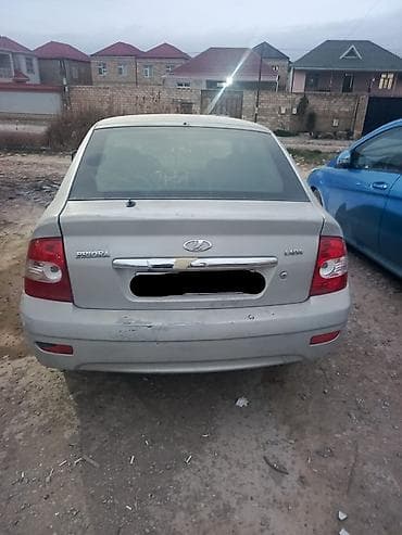 ford transit muherrik: Lada Priora sedan, gümüşü rəng. - Kuzov: 4 qapı, tam ölçülü baqaj — 3