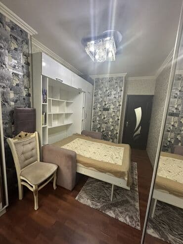 qara qarayev: Mətbəx hissəsində ağ rəngli modul mebellərlə təchiz olunmuş, qara — 13