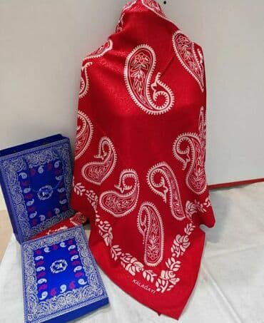 женские красные шарфы: Kəlağayılar. Bu kəlağayıların içi boş K hərfi ilə yazılıdı. Materialı — 1