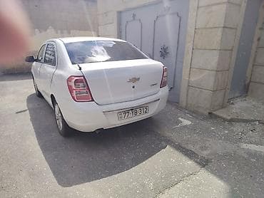 cobalt bar: Chevrolet Cobalt sedan – ağ rəng, 4 qapı, AZ nömrə nişanı. Şəhər və — 3