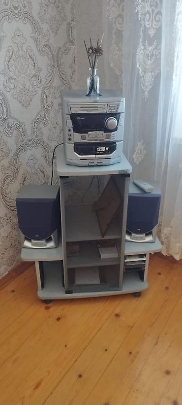 Musiqi merkezi satilir. Ela veziyyettedir, pultnanda isleyir