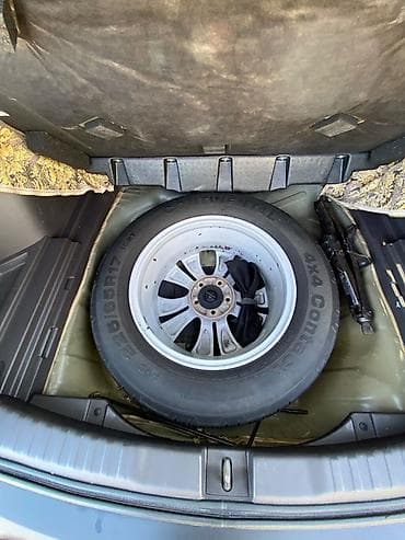 w211 disk teker: Honda CR-V krossover, qara rəngdə, geniş və rahat salonlu modeldir — 6