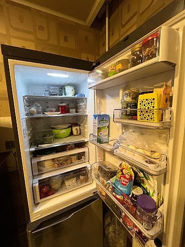 Soyuducular: Samsung soyuducu, paslanmayan polad (inox) gövdə, aşağıda dondurucu — 5