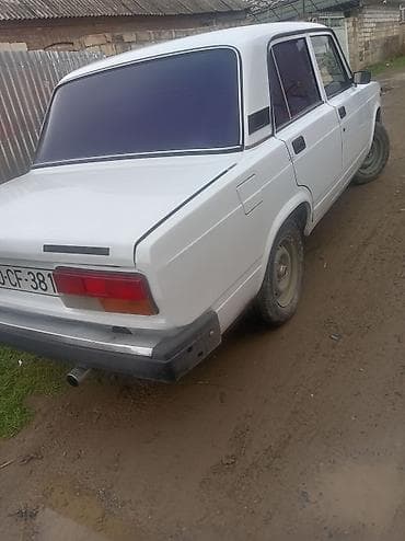 masin tekerleri: VAZ 2107, ağ rəng, 4 qapılı sedan. Xüsusiyyətlər: - Mexaniki sürətlər — 6