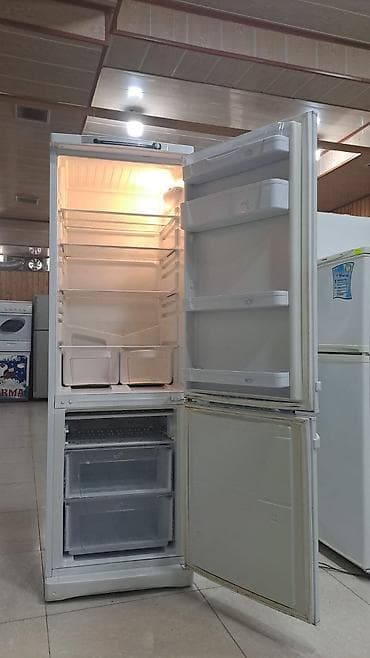 İki qapılı soyuducu - Alt hissədə dondurucu, üst hissədə soyuducu