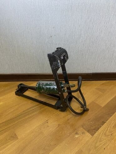 купить насос автомобильный: Bu SSSR den qalma ayaq nasosudir. cox yaxwi veziyetdedi. təkərləri — 9