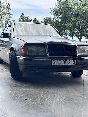 Mercedes-Benz sedan (W124 seriyası) - Kuzov: qara rəng, sedan kuzov
