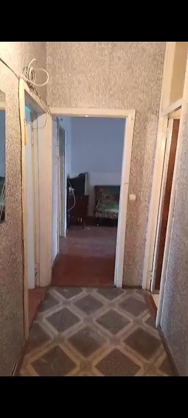 əcəmidə satılan evlər: Ecemide metronun düz yanında 3 otaqlı ev 5/4.400 manata makler haqqı — 2