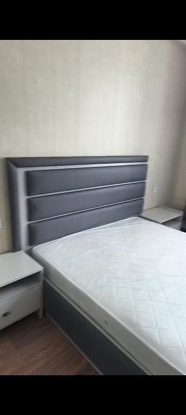 Uzunmüddətli kirayə mənzillər: Mebelli 3 otaqlı mənzil – geniş və işıqlı - Qonaq otağı: divan, 4 — 4