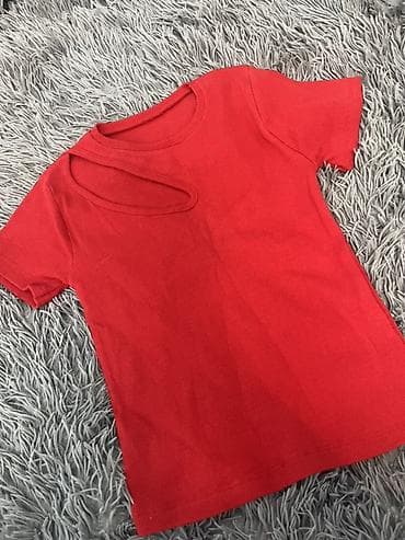 Qırmızı rəngli qısaqoll t‑şört - Stil: Ön hissədə dekorativ