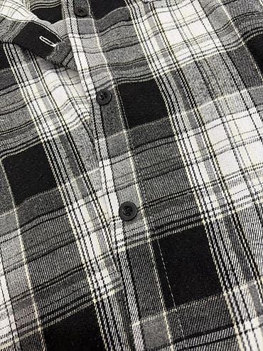 Личные вещи: Qara‑ağ‑boz rəng palitrasında dama (plaid) naxışlı flanel köynək. - — 2