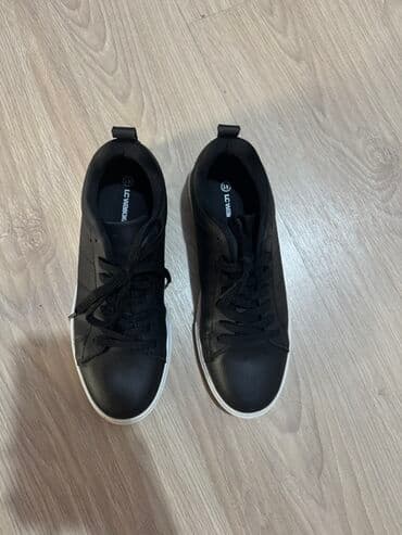 Yeni alınıb geyinilmiyib Türkiyədə istehsal olunub. Çox rahat modeldir