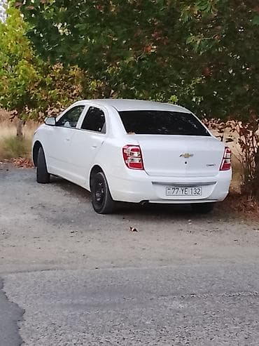 Chevrolet Cobalt sedan – ağ rəng - Kuzov: 4 qapılı sedan, ağ rəng