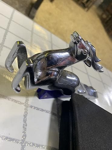Metal geyik fiqurlu avtomobil kapotu emblemi - Material: xrom örtüklü — 1