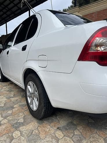 hyundai servis sumqayit: Ağ rəngli sedan, 4 qapı, kompakt ölçü və şəhər üçün qənaətcil həll — 8