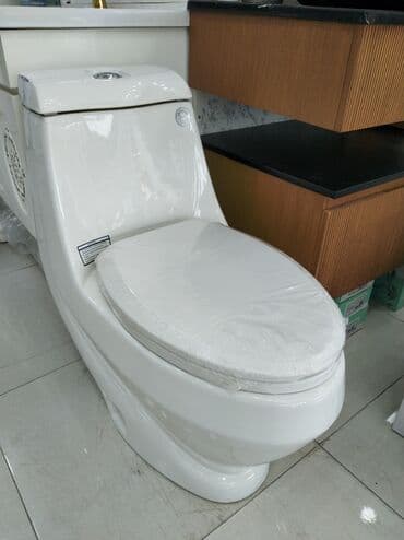 yerdən unitaz: Birbaşa yerə quraşdırılan, birgə gövdəli (monoblok) unitaz. - — 1