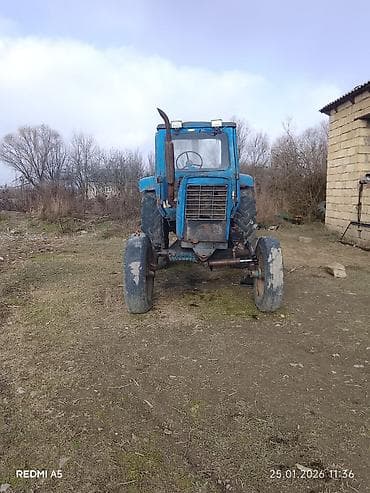 ural masin: Mavi rəngli təkərli traktor - Kabinli, qabaq və arxa işıqlarla - — 2