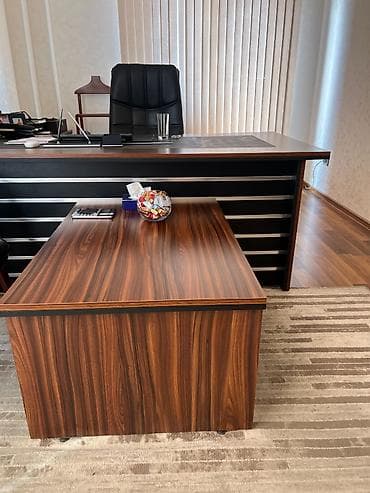 Ofis üçün premium keyfiyyətli direktor masası dəsti Dəstə daxildir: •