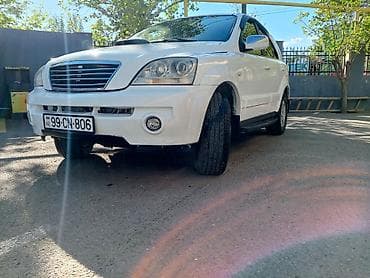 e 250 cdi: Ağ rəngli 5 qapılı yolsuzluq/SUV avtomobili. Xüsusiyyətlər: - Geniş — 6
