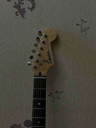gitara simi: Squier Stratocaster elektrik gitara - Korpus: Strat tipli, sunburst — 3
