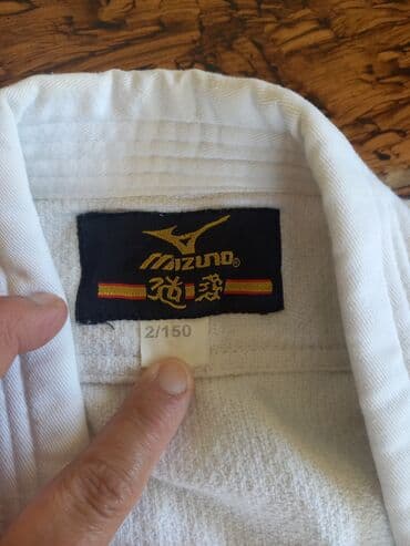 karate paltarı: Ağ rəngdə, Mizuno markasına aid cüdo geyimi. Bu dəstə kimono və şalvar — 3