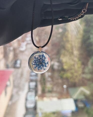 uzun qizil sirqalar: Epoksi qatqı ilə hazırlanmış əl işi kulonlar - Çiçək kolleksiyası — 9