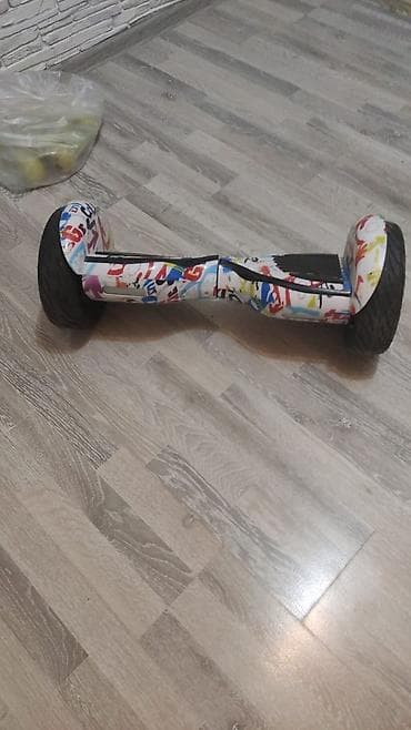 Elektrik nəqliyyatı: Çoxrəngli qrafiti dizaynına malik bu hoverboard balanslı sürmə — 1