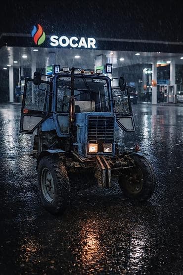 hava ceken: Mavi rəngli təkərli kənd təsərrüfatı traktoru - Kabinli, panoram — 6