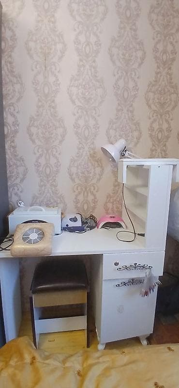 Manikür üçün iş stolu və avadanlıq dəsti - Ağ rəngli, kompakt manikür