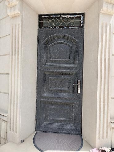 Giriş qapısı – dəmir karkaslı, MDF/laminat örtüklü.4 -lükdür — 1
