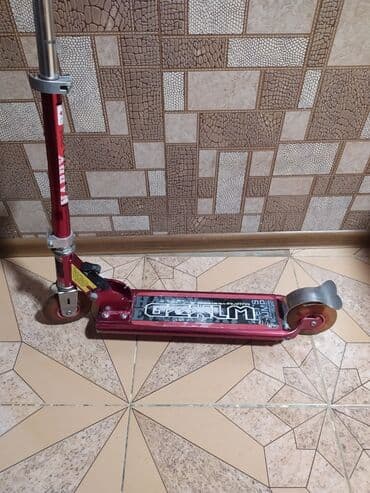 Uniseks skuter, möhkəm metal konstruksiyaya malikdir və qırmızı