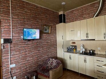 7 ve 8 mkr satilan evler: 6 otaqlı, 7000 kv. m, Orta təmir — 10