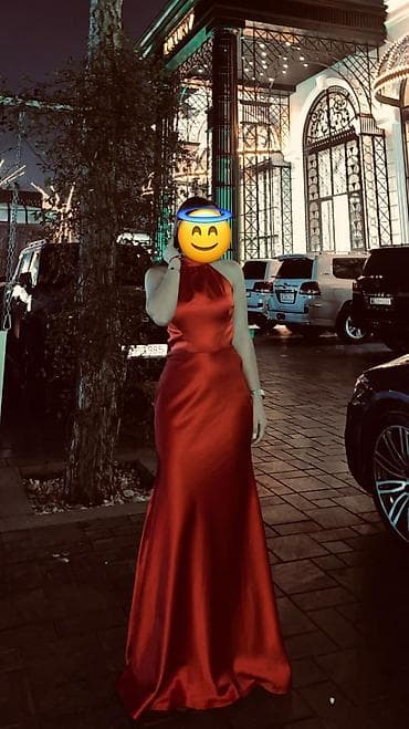 Qadın geyimləri: Qırmızı ziyafət/axşam geyimi - Model: Uzun, bədənə oturan siluet - — 3