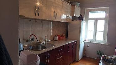 Mətbəx mebeli dəsti – Üst və alt asma dolablar: parlaq krem və tünd