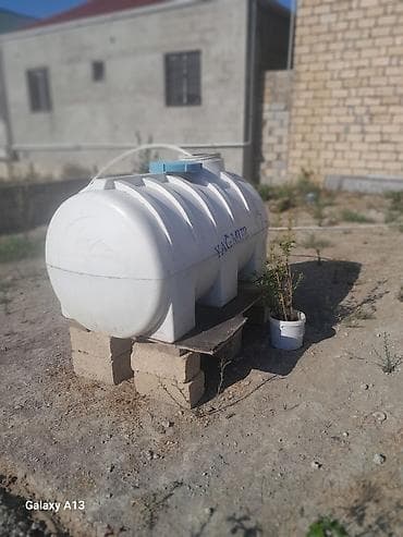 slanq: Yağmur 1000L su çəni - Həcm: 1000 litr (gövdədə “1000L” qeyd olunub) — 1