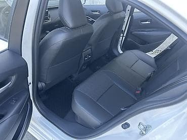 hyundai accent hatchback: Toyota Corolla Hybrid sedan - Rəng: ağ, kuzovda aerodinamik paketli — 6